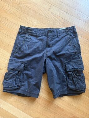 GAP Men's Black 11” Cargo Shorts - size 33